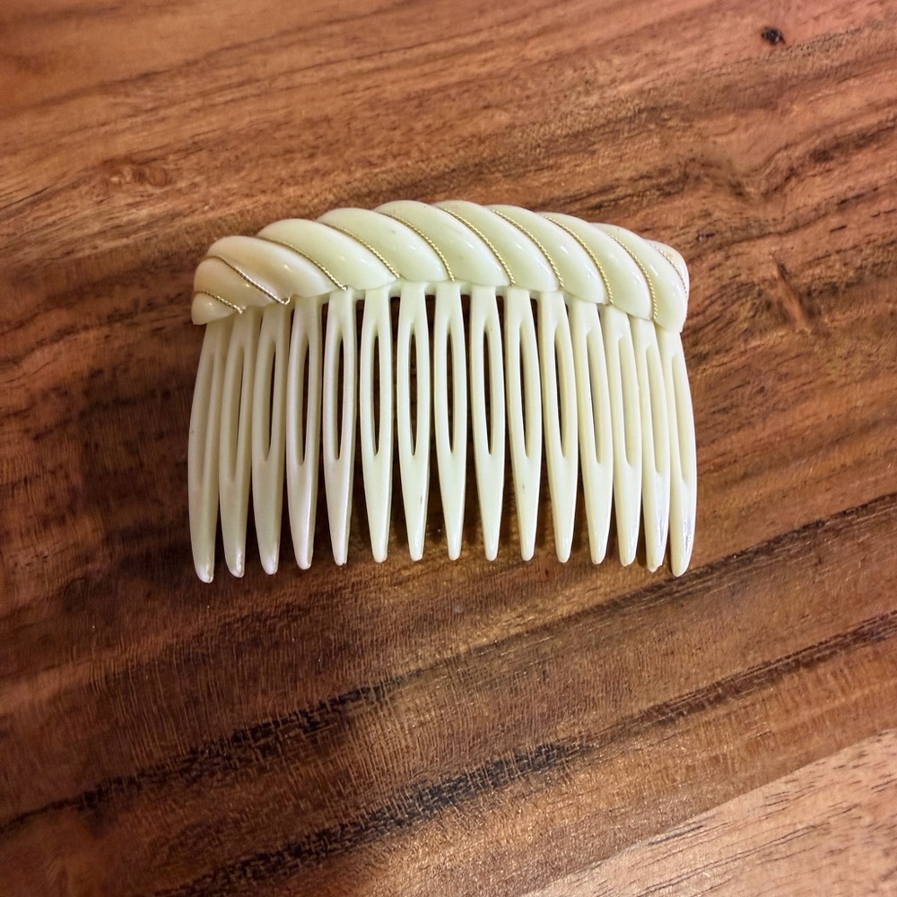 Vintage Elegant Cream Hair Comb